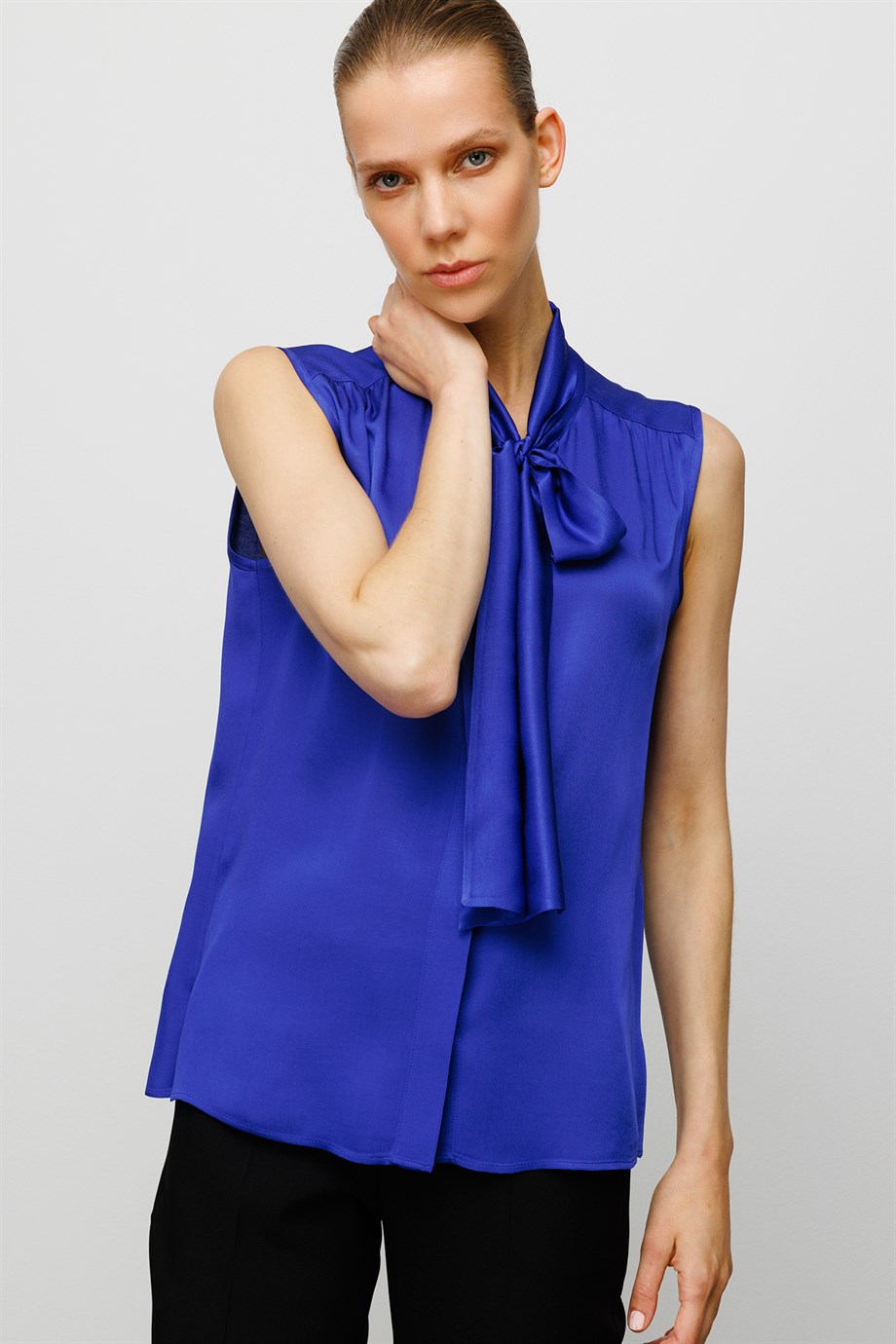 Kolsuz Fularlı Bluz