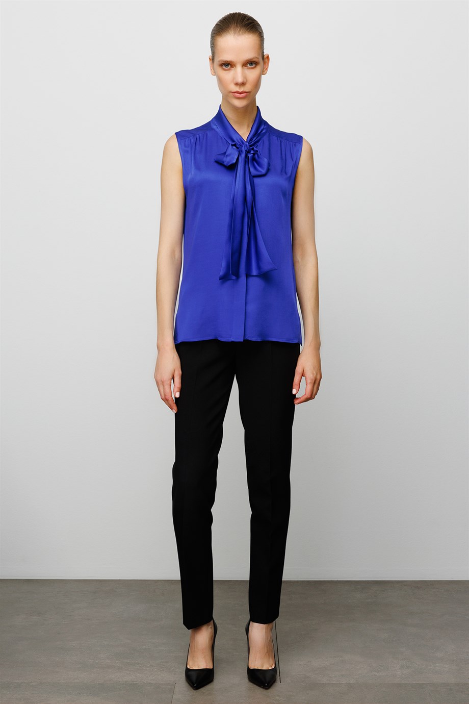 Kolsuz Fularlı Bluz