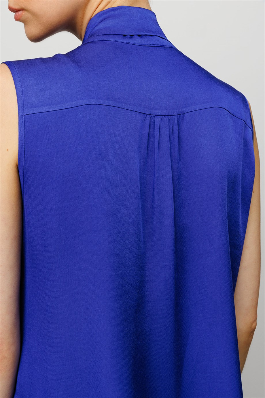 Kolsuz Fularlı Bluz