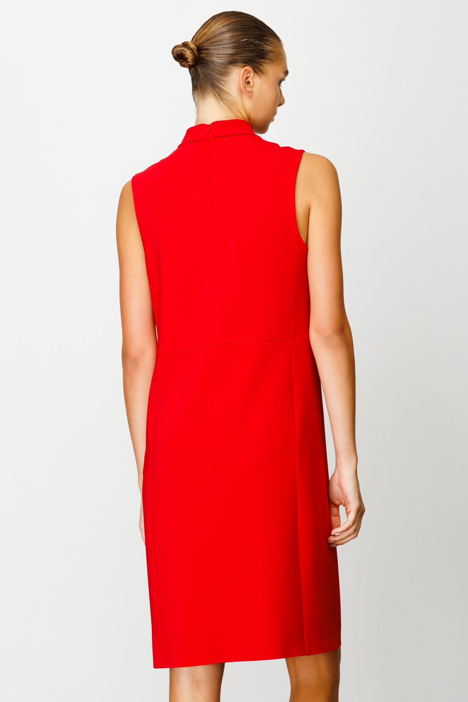 Metal Düğmeli Dik Yaka Kolsuz Elbise