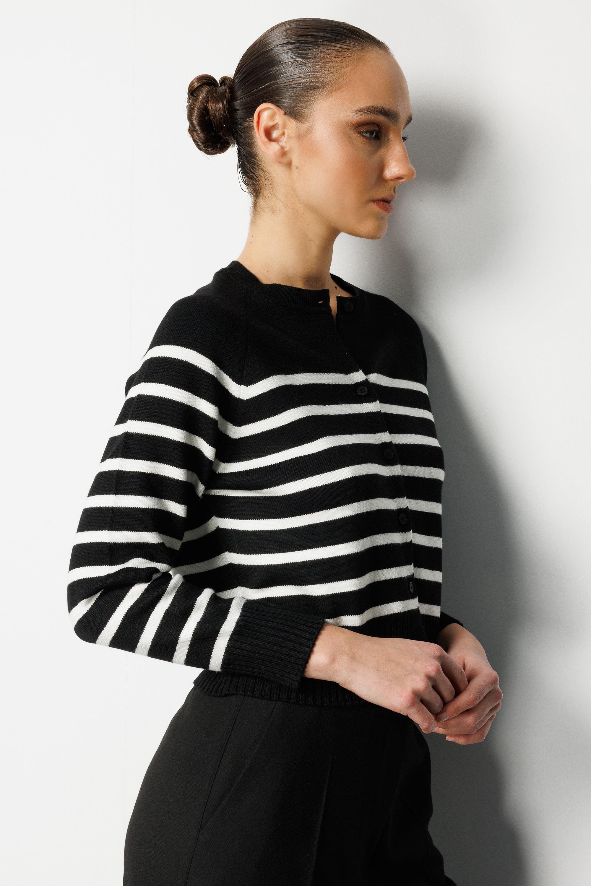 O Yaka Çizgili Hırka