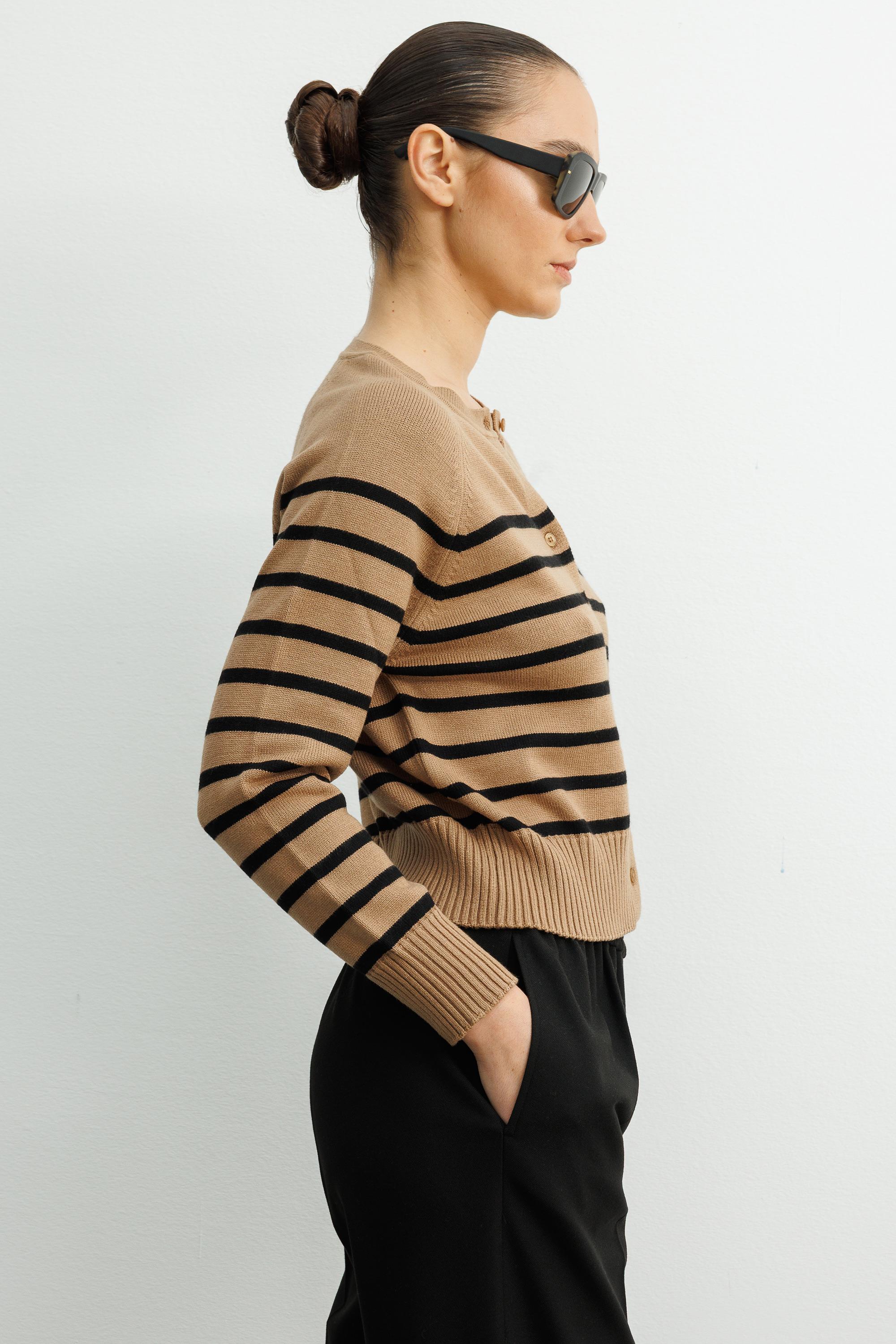 O Yaka Çizgili Hırka