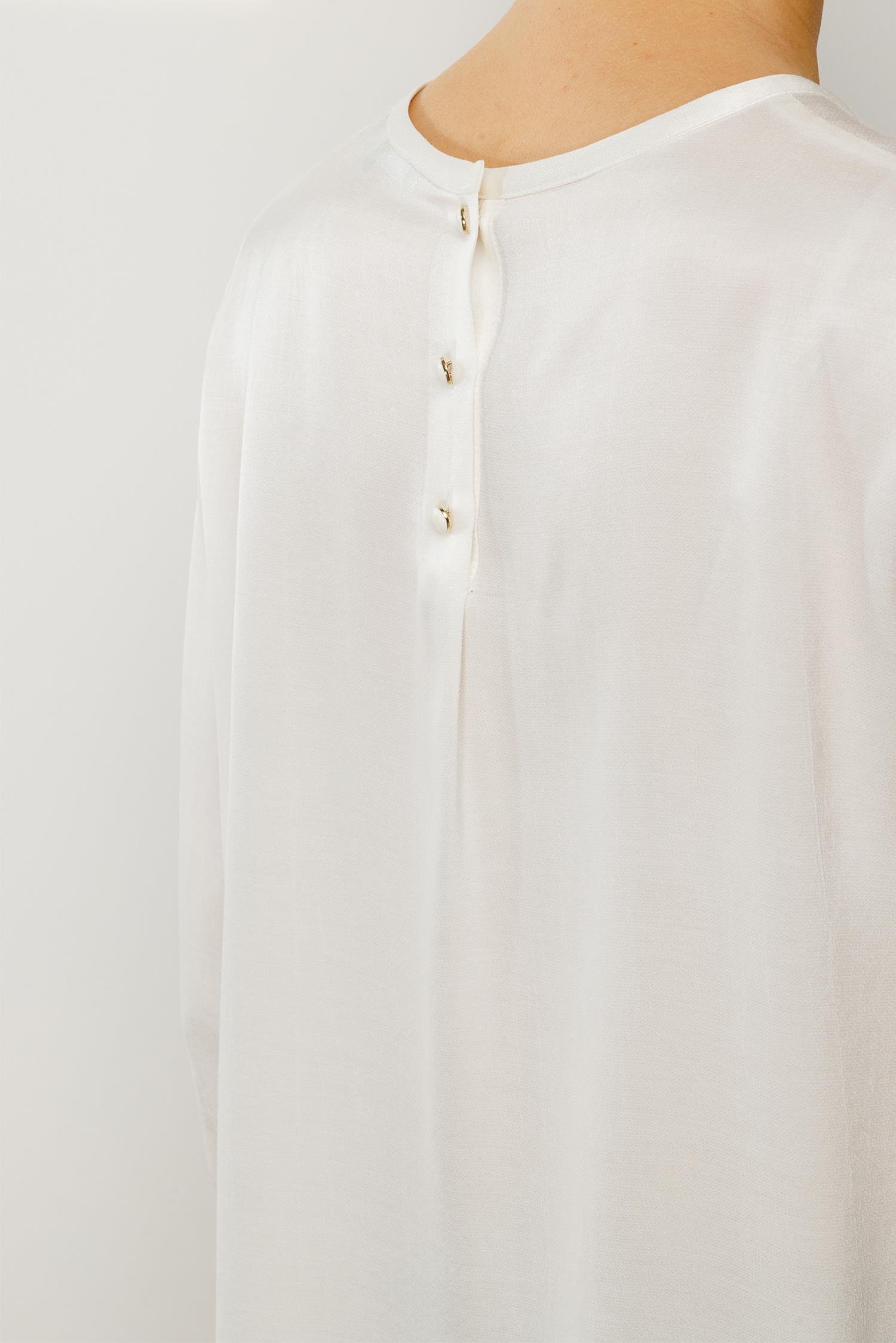 O Yaka Düğmeli Bluz