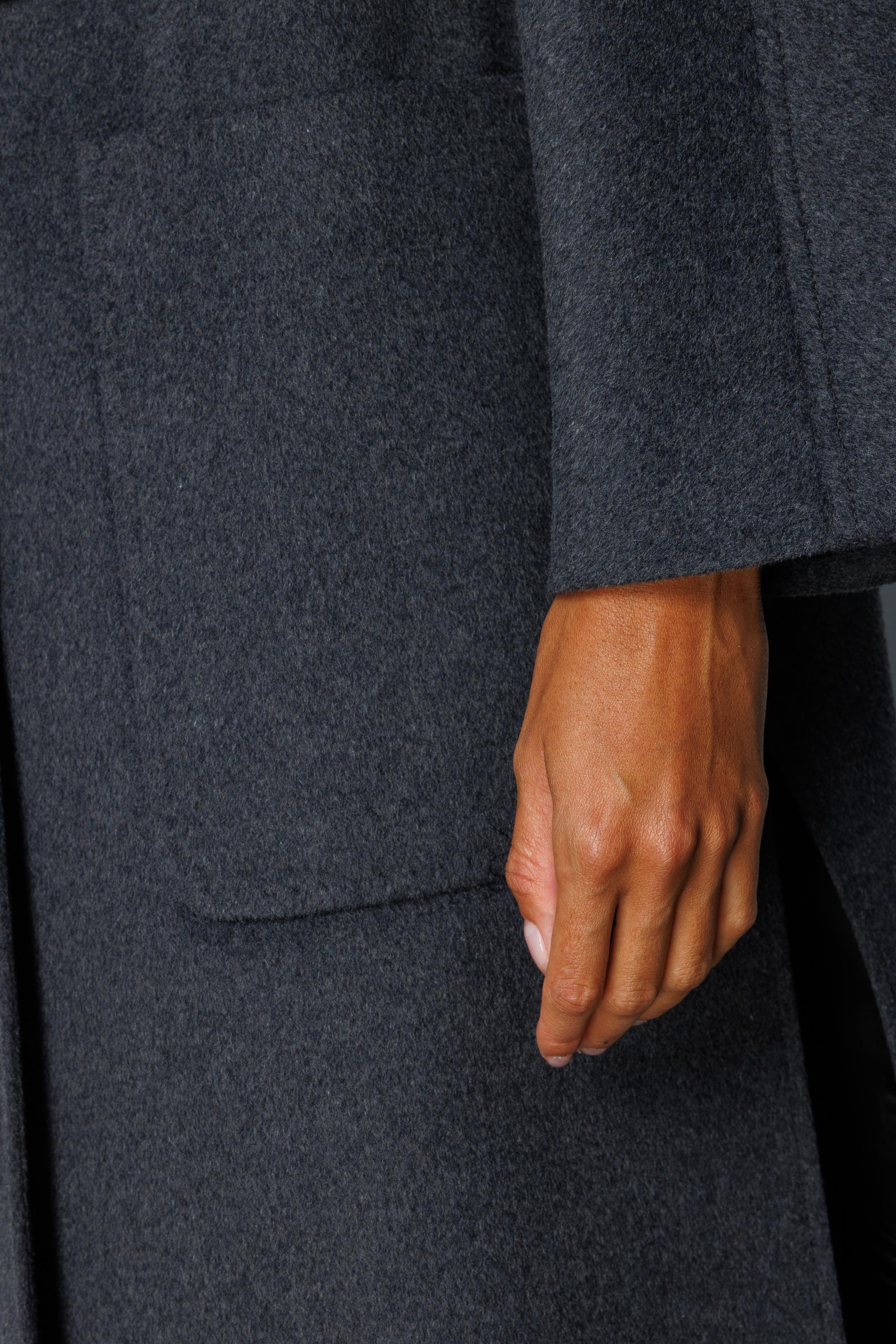 O Yaka Yırtmaçlı Uzun Manto