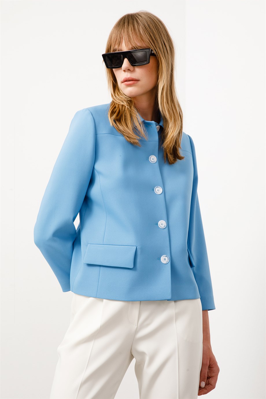 Önden Düğmeli Kısa Ceket