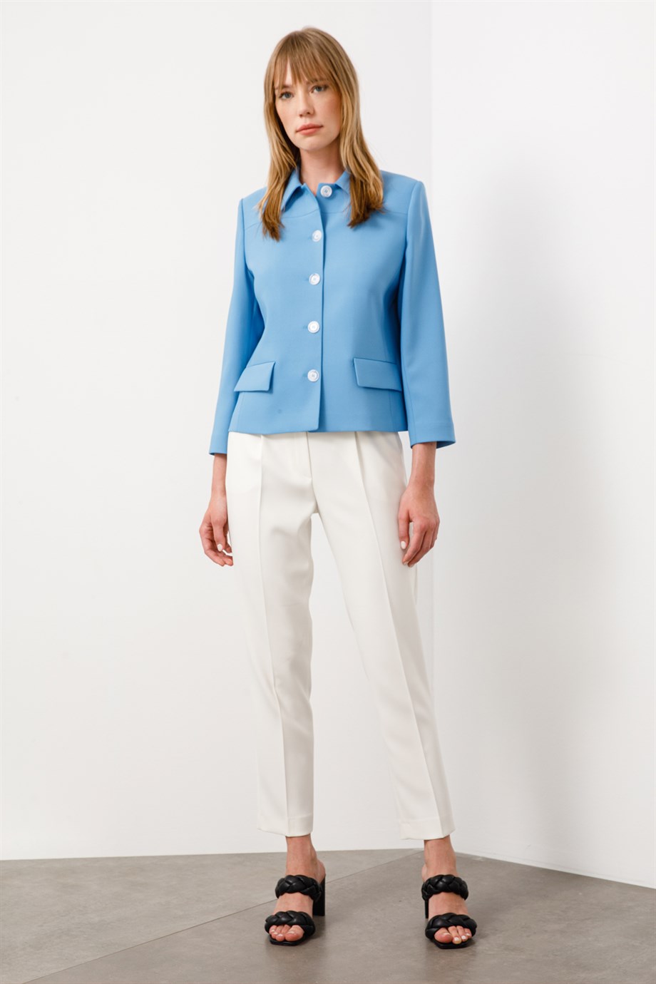 Önden Düğmeli Kısa Ceket