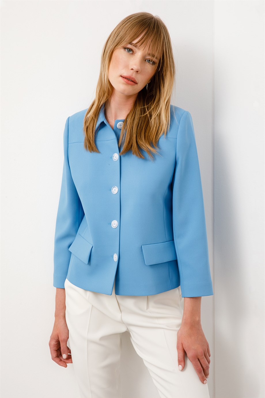 Önden Düğmeli Kısa Ceket