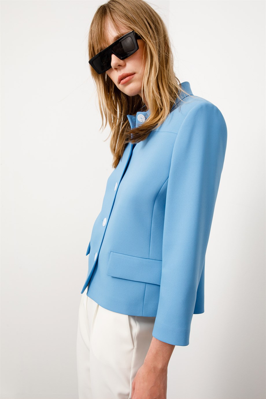 Önden Düğmeli Kısa Ceket