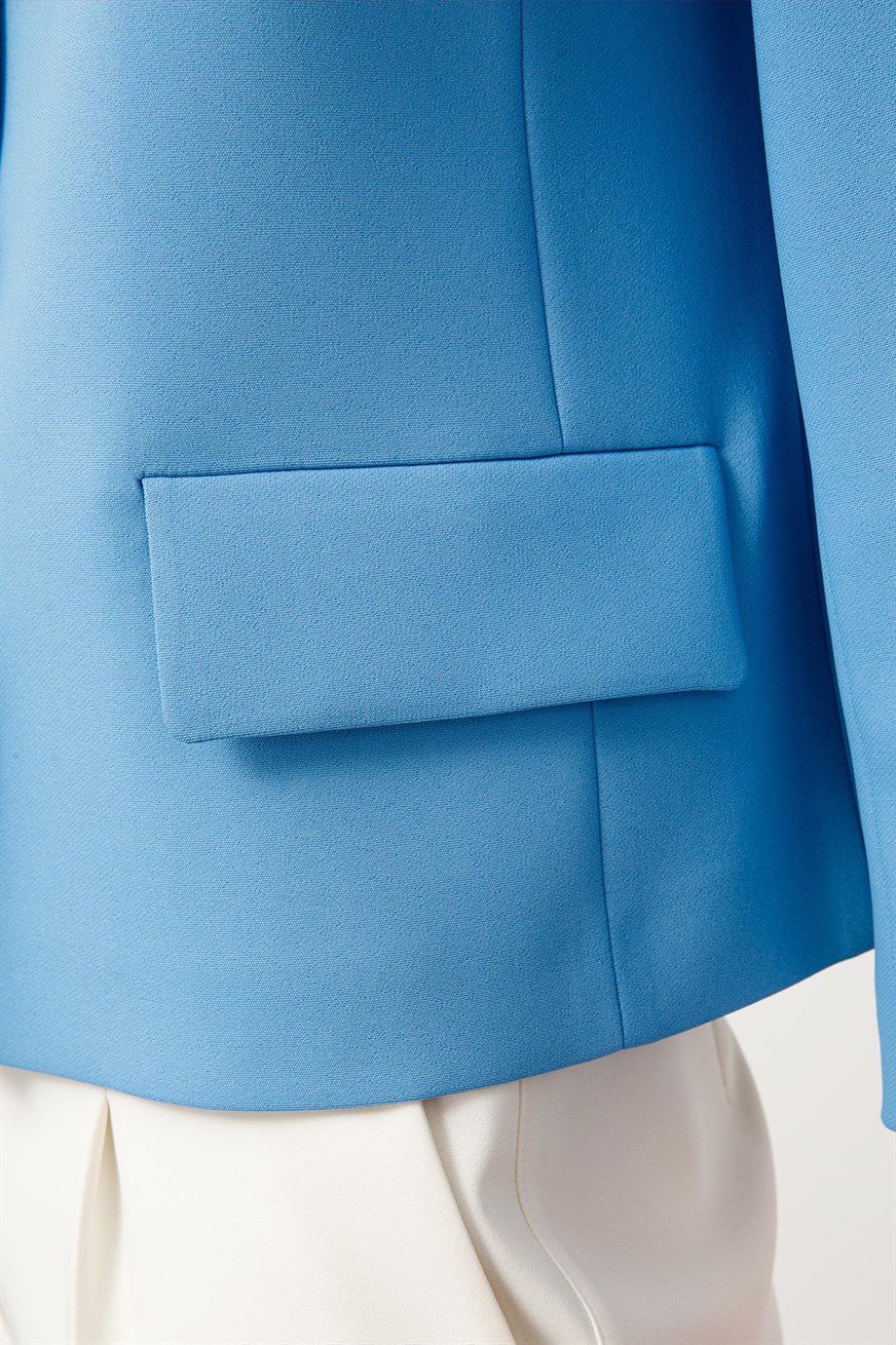 Önden Düğmeli Kısa Ceket