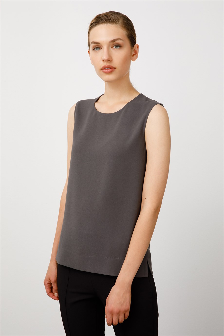 Sıfır Yaka Kolsuz Bluz