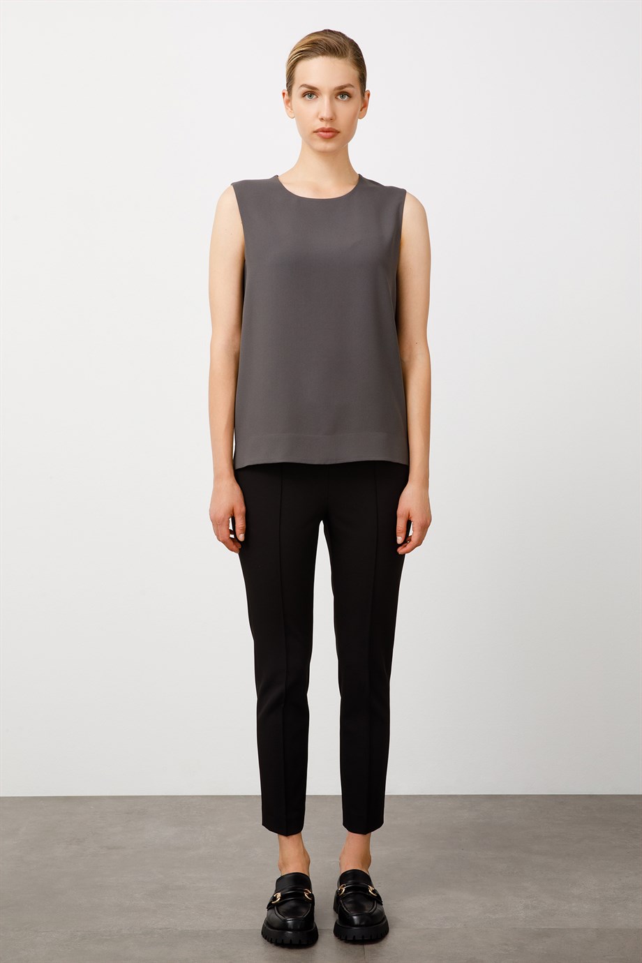 Sıfır Yaka Kolsuz Bluz