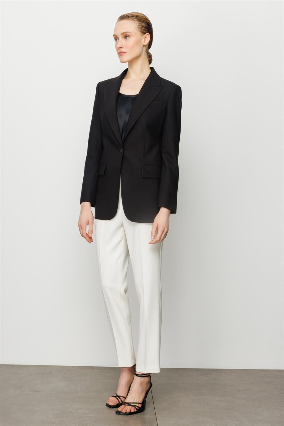 Tek Düğme Yırtmaçlı Ceket