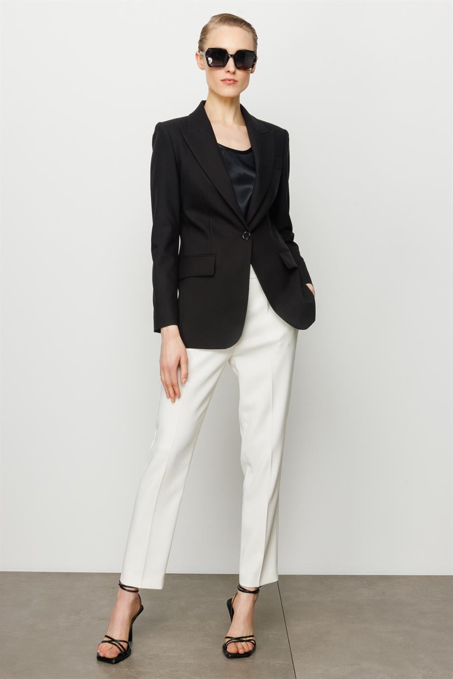 Tek Düğme Yırtmaçlı Ceket