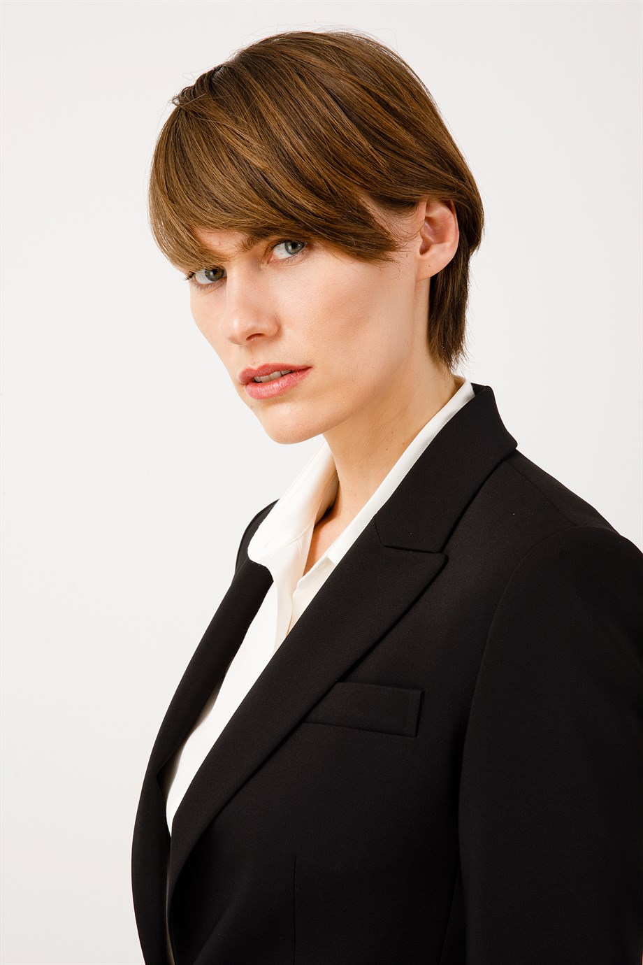 Tek Düğme Yırtmaçlı Ceket