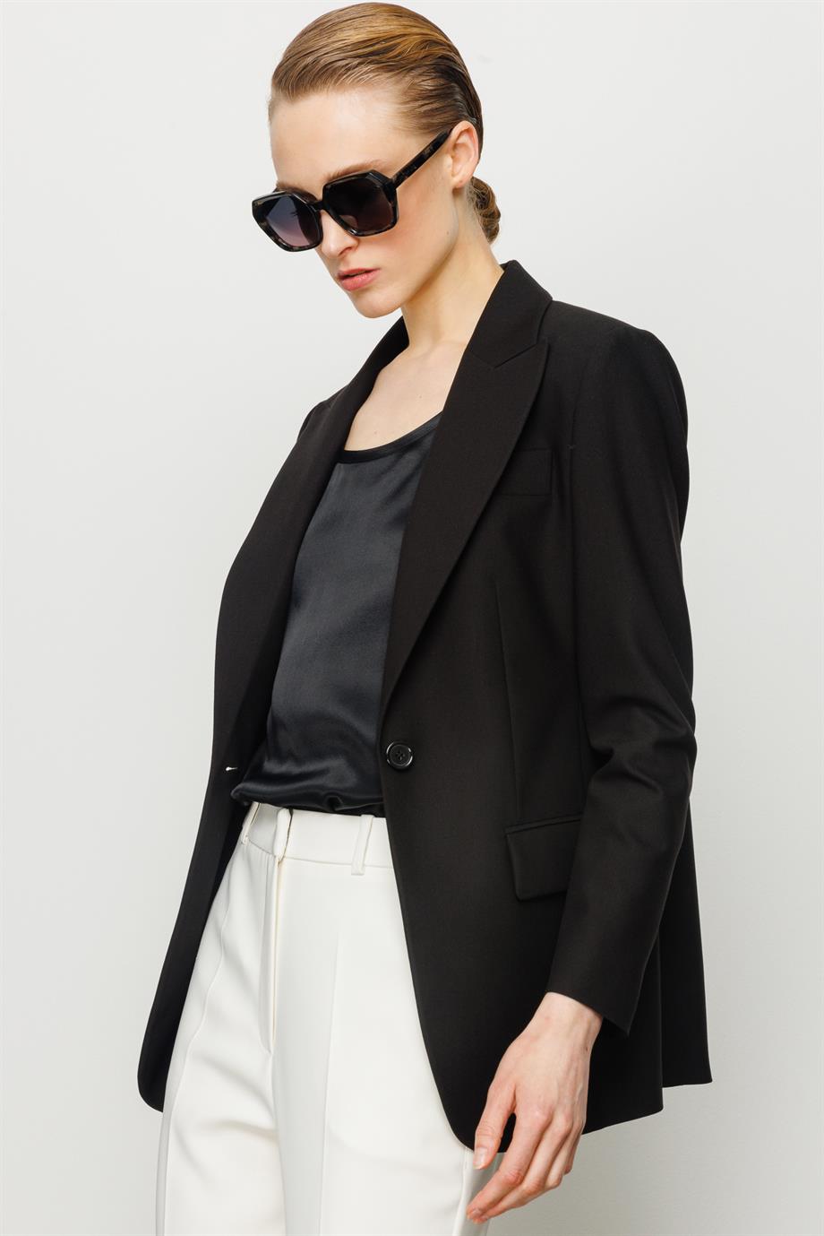 Tek Düğme Yırtmaçlı Ceket