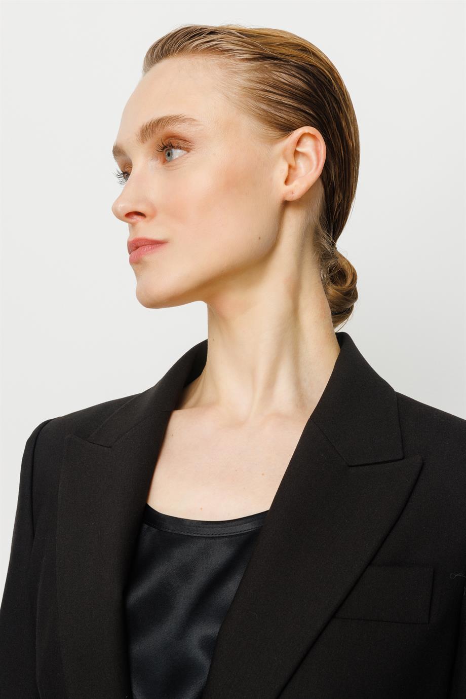 Tek Düğme Yırtmaçlı Ceket