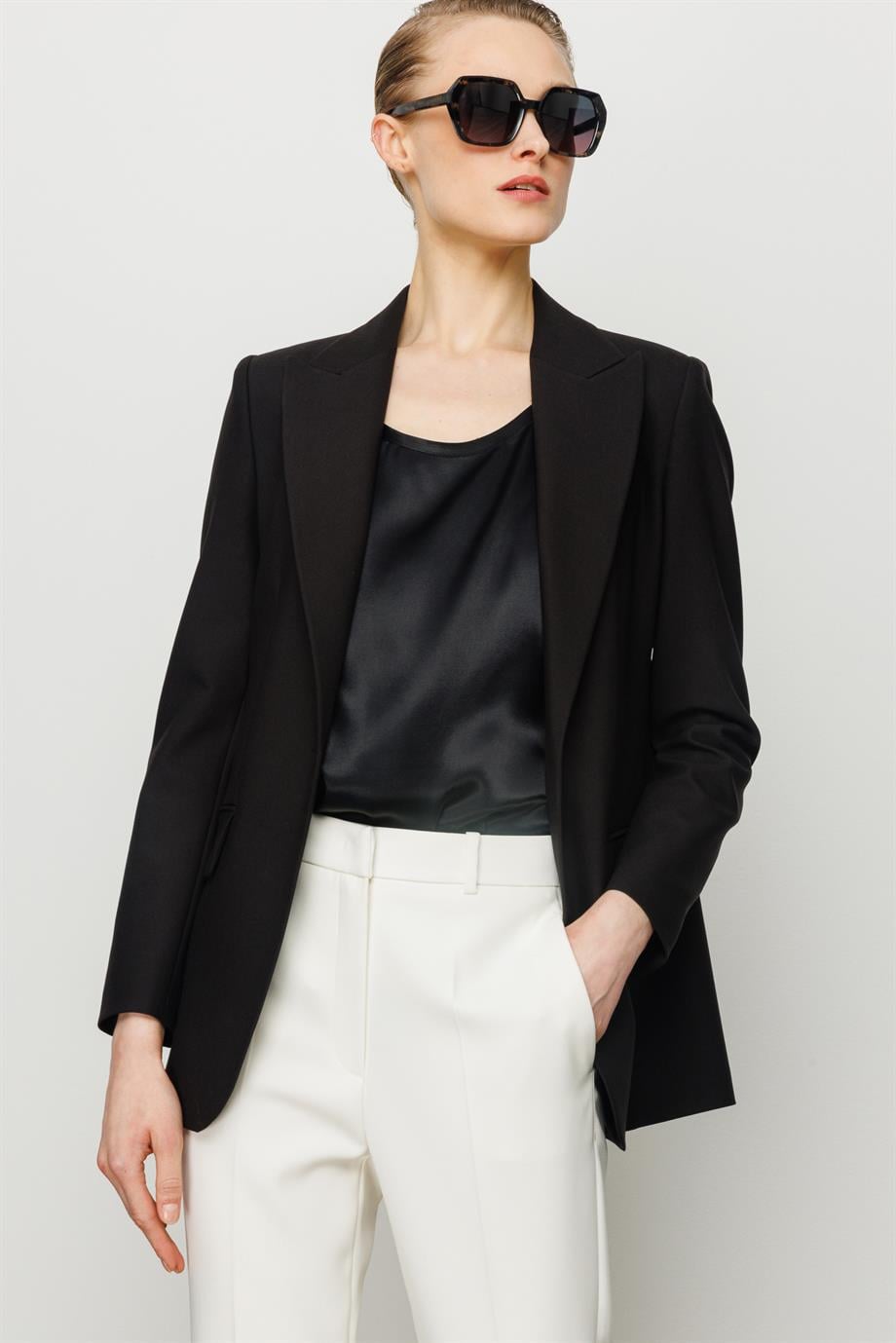 Tek Düğme Yırtmaçlı Ceket