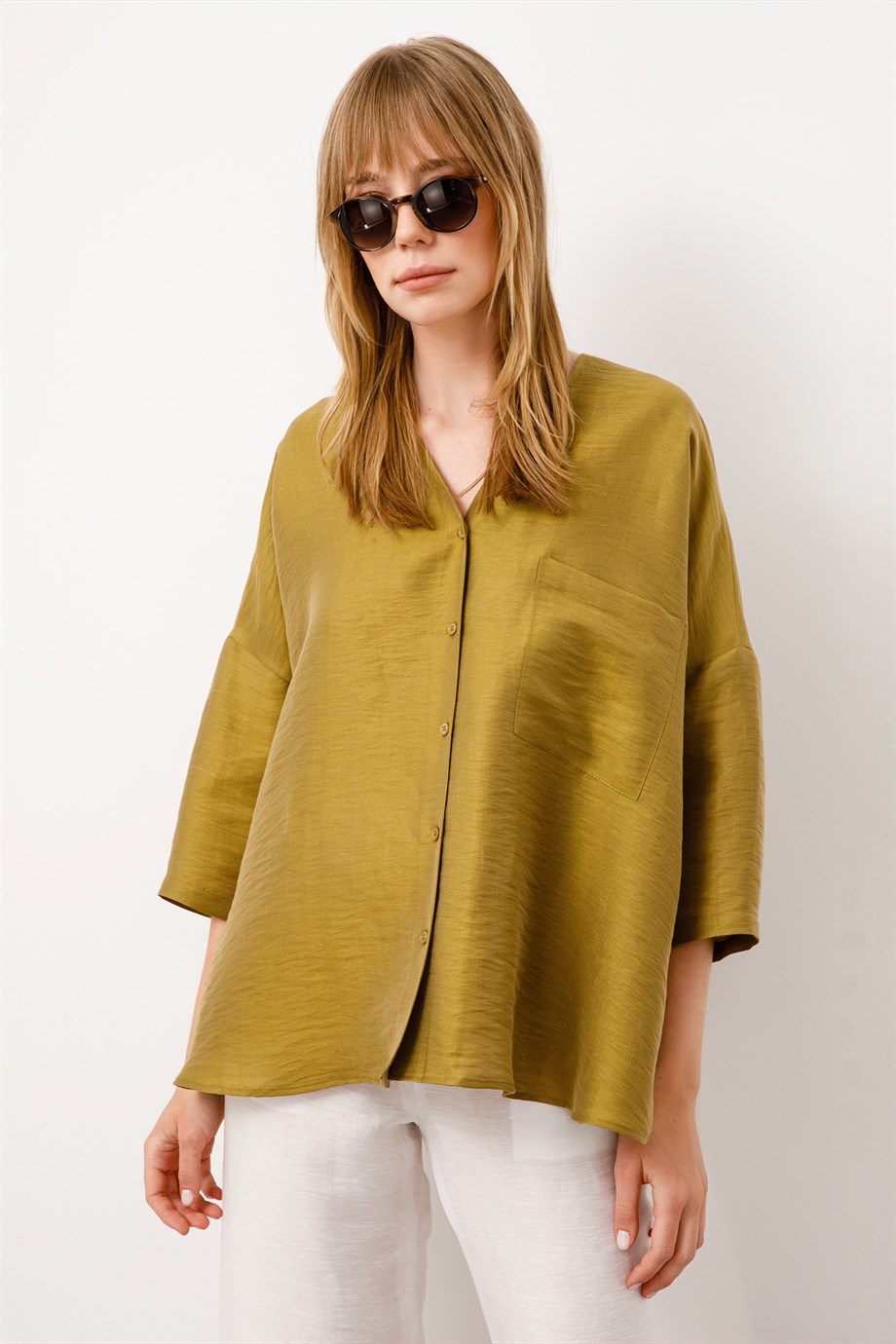 V Yaka Düşük Kol Gömlek