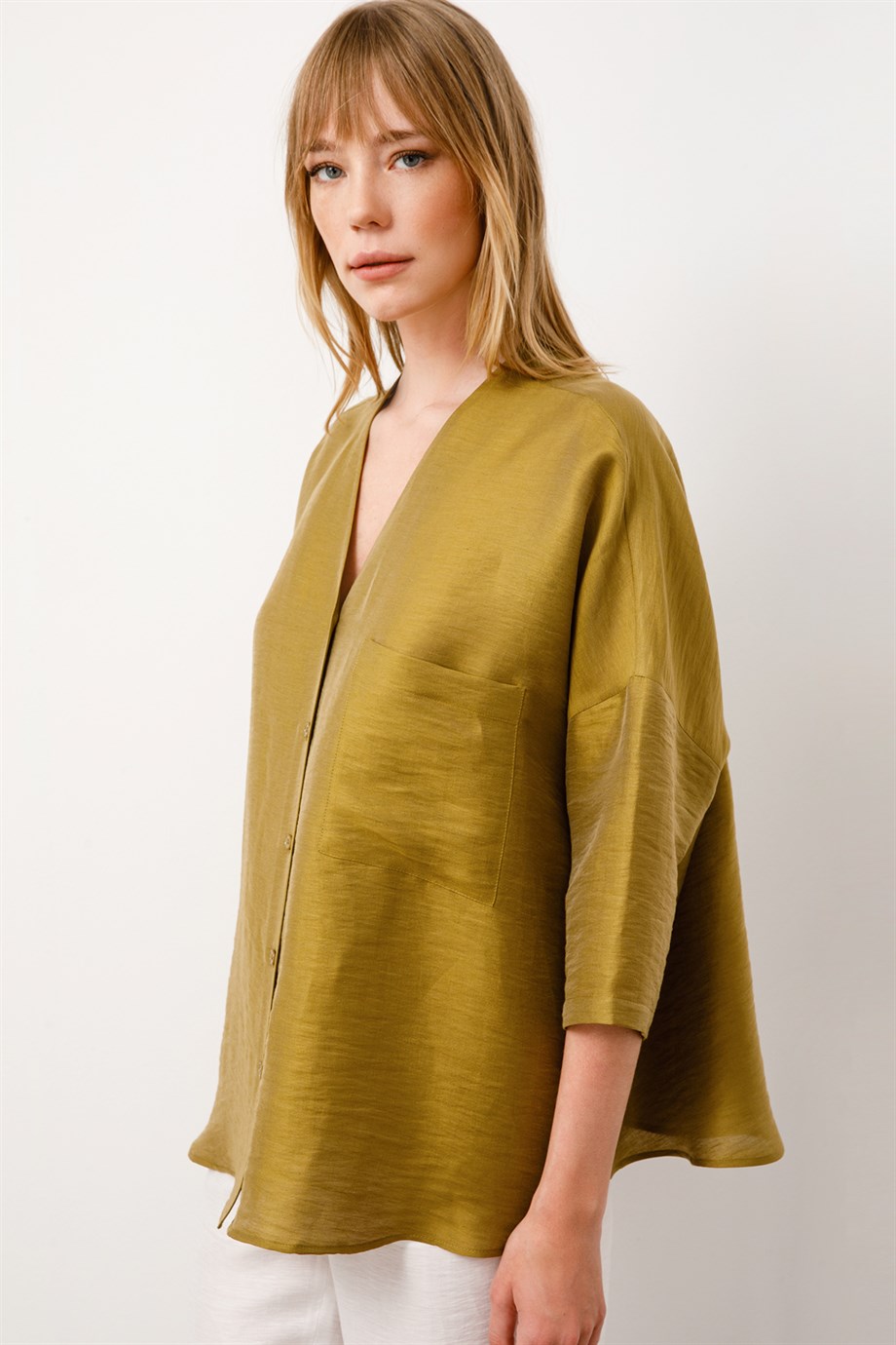 V Yaka Düşük Kol Gömlek