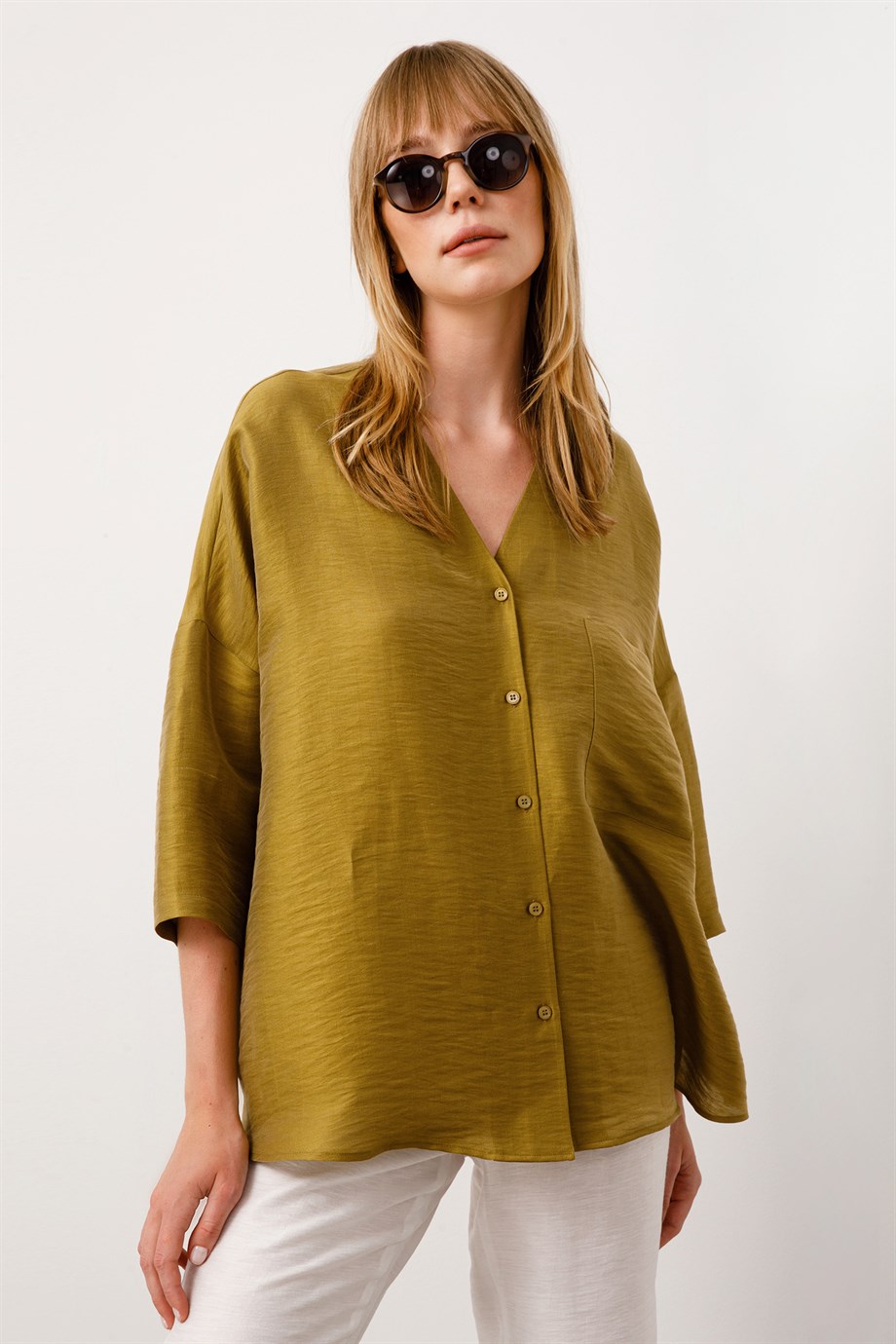 V Yaka Düşük Kol Gömlek