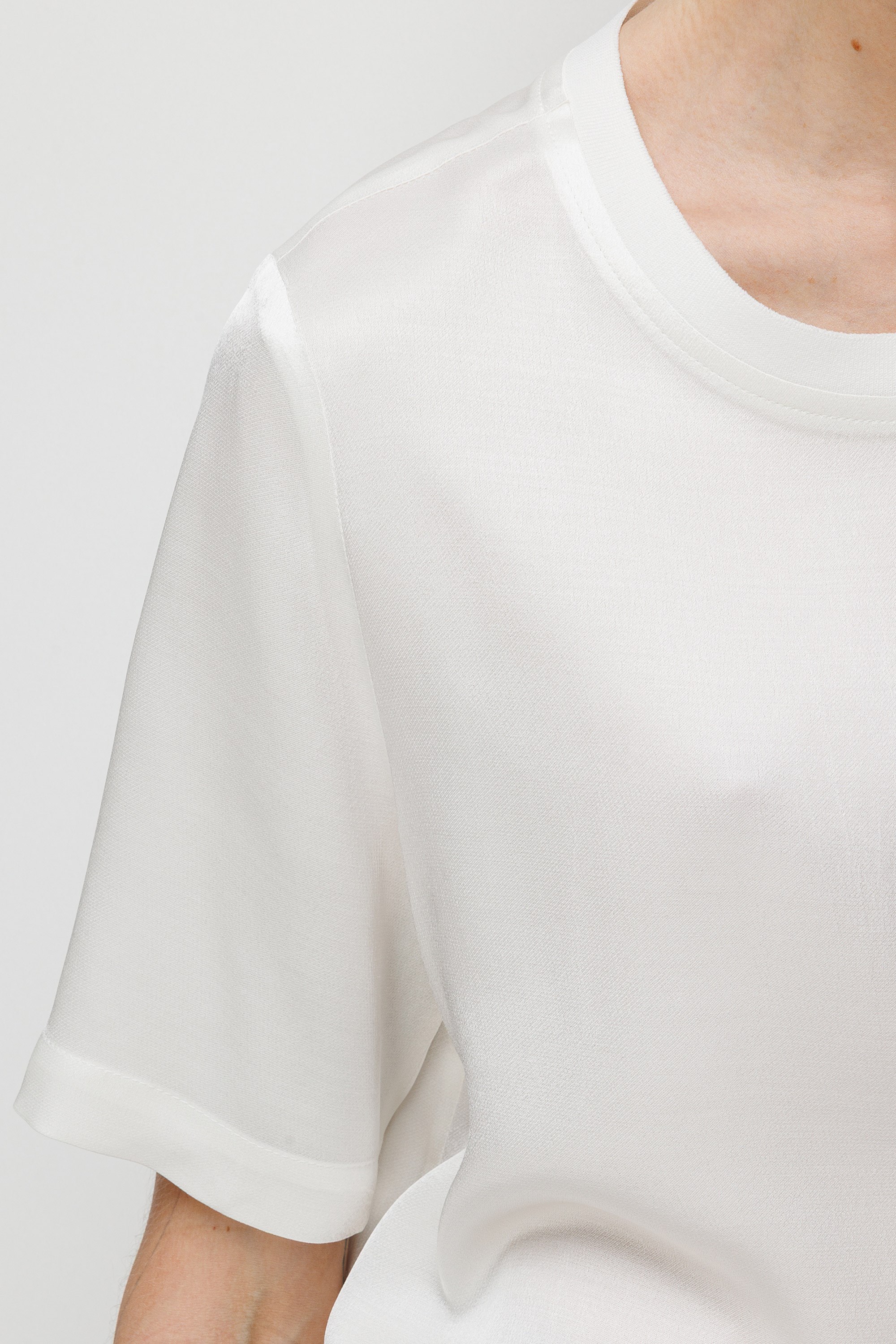 Yakası Trikolu Yarım Kol Bluz