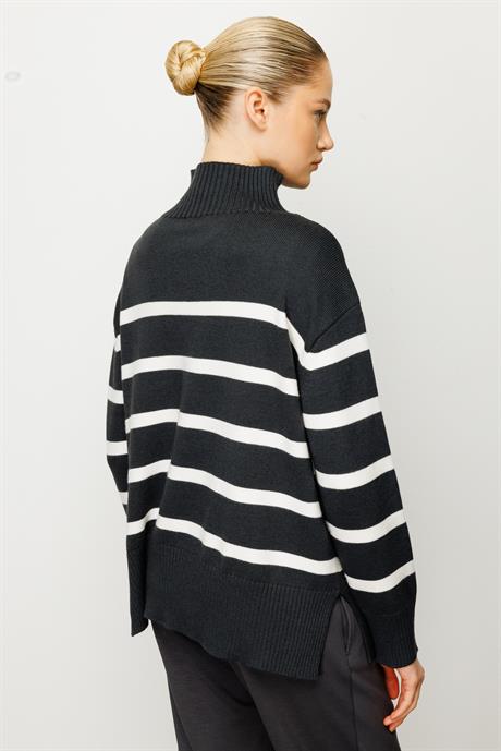 Dik Yaka Çizgili Oversize Triko