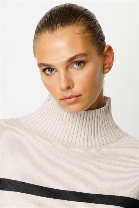 Dik Yaka Çizgili Oversize Triko