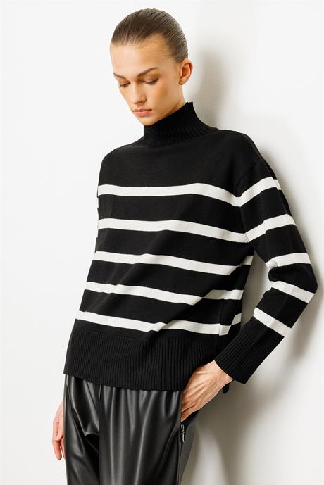 Dik Yaka Çizgili Oversize Triko