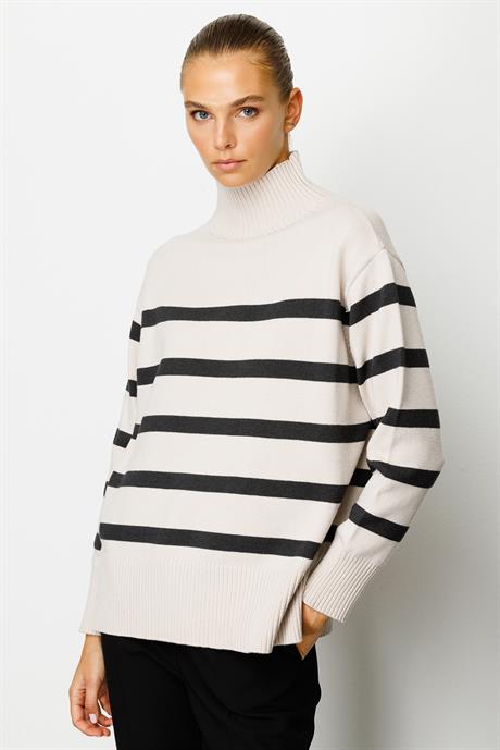 Dik Yaka Çizgili Oversize Triko