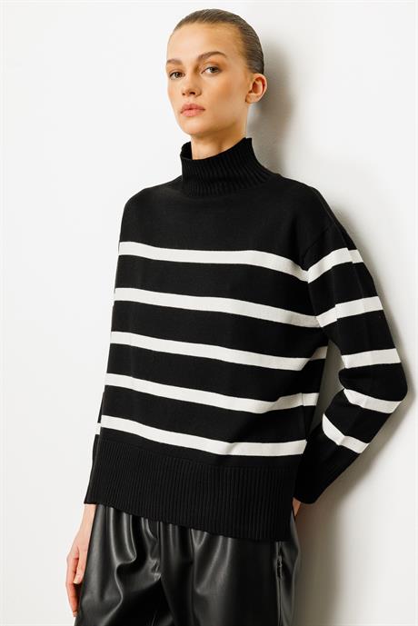 Dik Yaka Çizgili Oversize Triko
