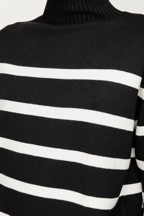 Dik Yaka Çizgili Oversize Triko
