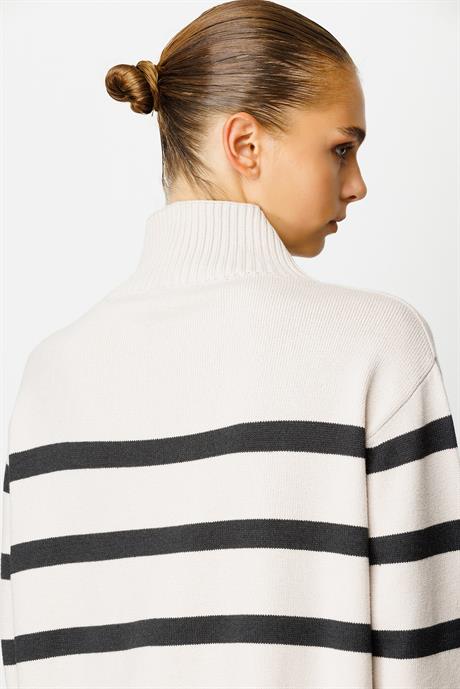 Dik Yaka Çizgili Oversize Triko