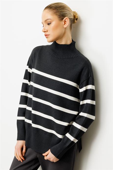Dik Yaka Çizgili Oversize Triko