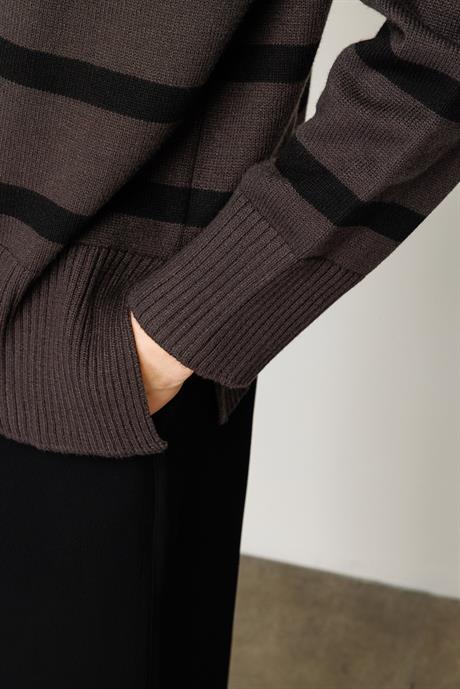 Dik Yaka Çizgili Oversize Triko