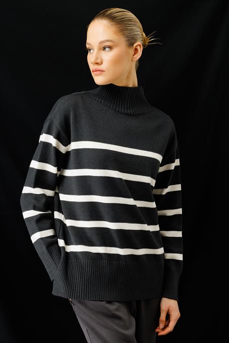 Dik Yaka Çizgili Oversize Triko