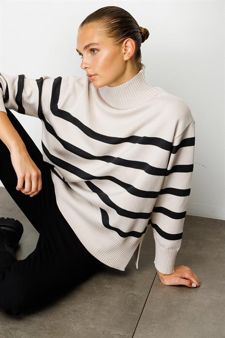 Dik Yaka Çizgili Oversize Triko