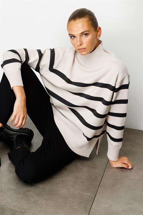 Dik Yaka Çizgili Oversize Triko