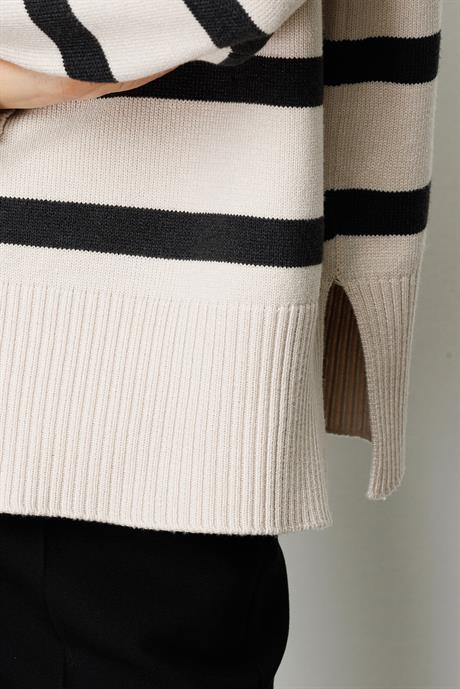 Dik Yaka Çizgili Oversize Triko