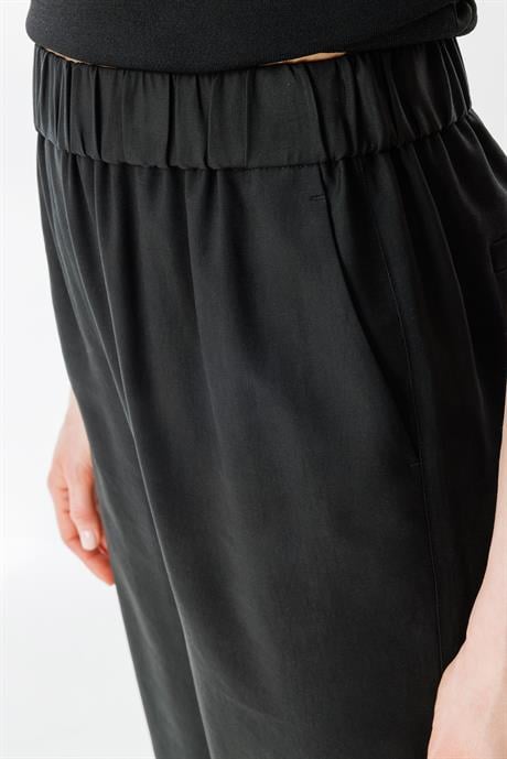 Elastan Kemerli Bol Kesim Kısa Pantolon