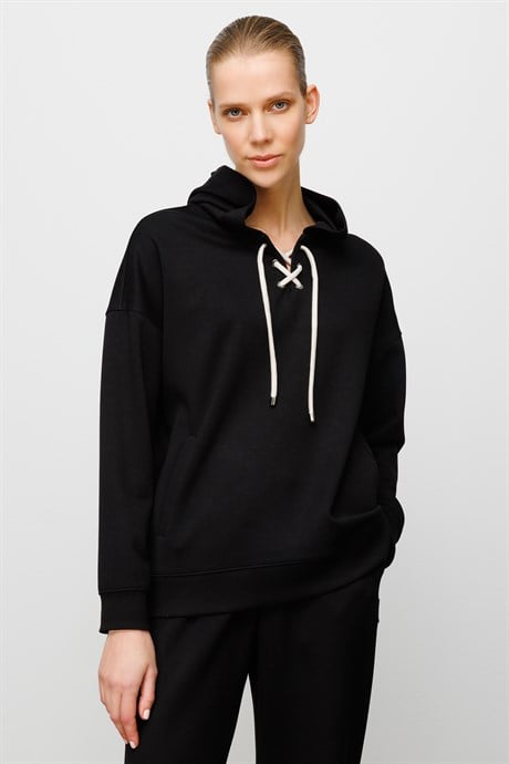 Önden Bağcıklı Kapüşonlu Sweat