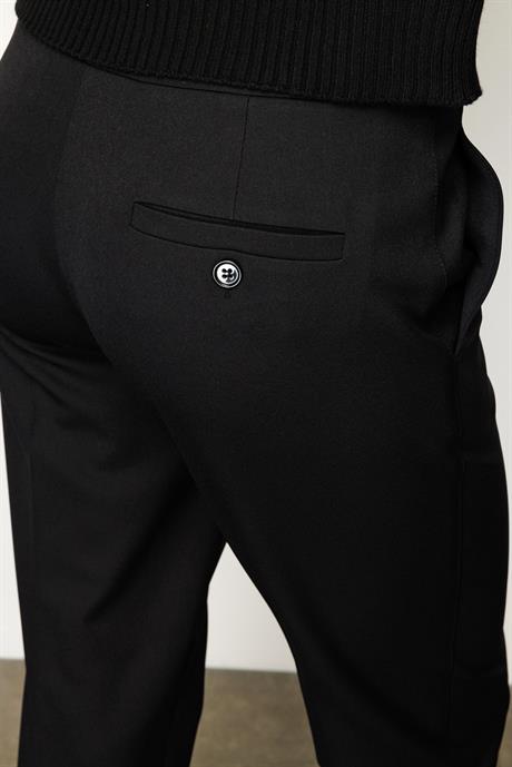 Önden Dikişli Slim Fit Pantolon