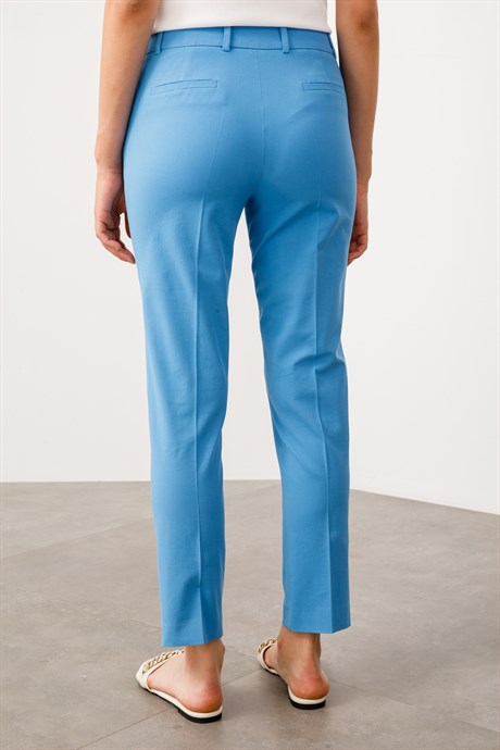 Önden Dikişli Slım Fit Pantolon