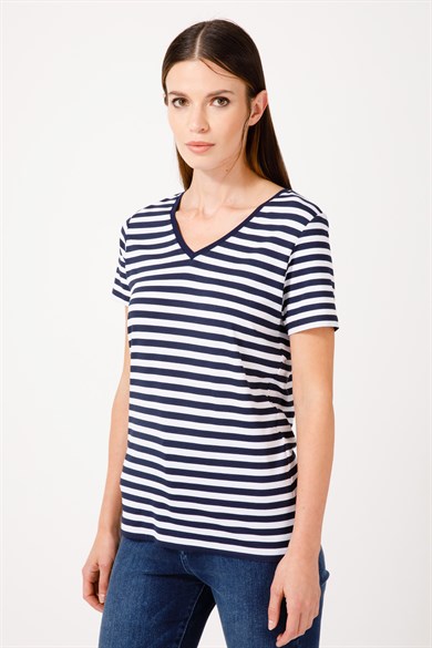 V Yaka Çizgili Tshirt
