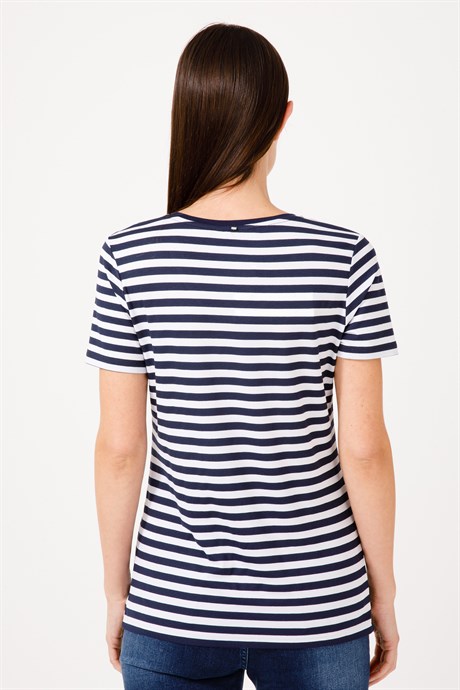 V Yaka Çizgili Tshirt