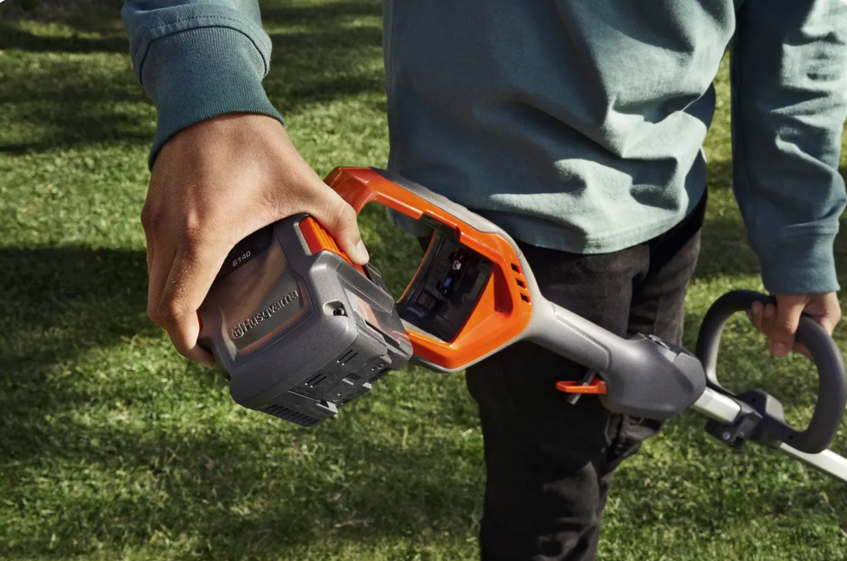 Husqvarna 215iL, akü ve şarj cihazı Motorlu Tırpan