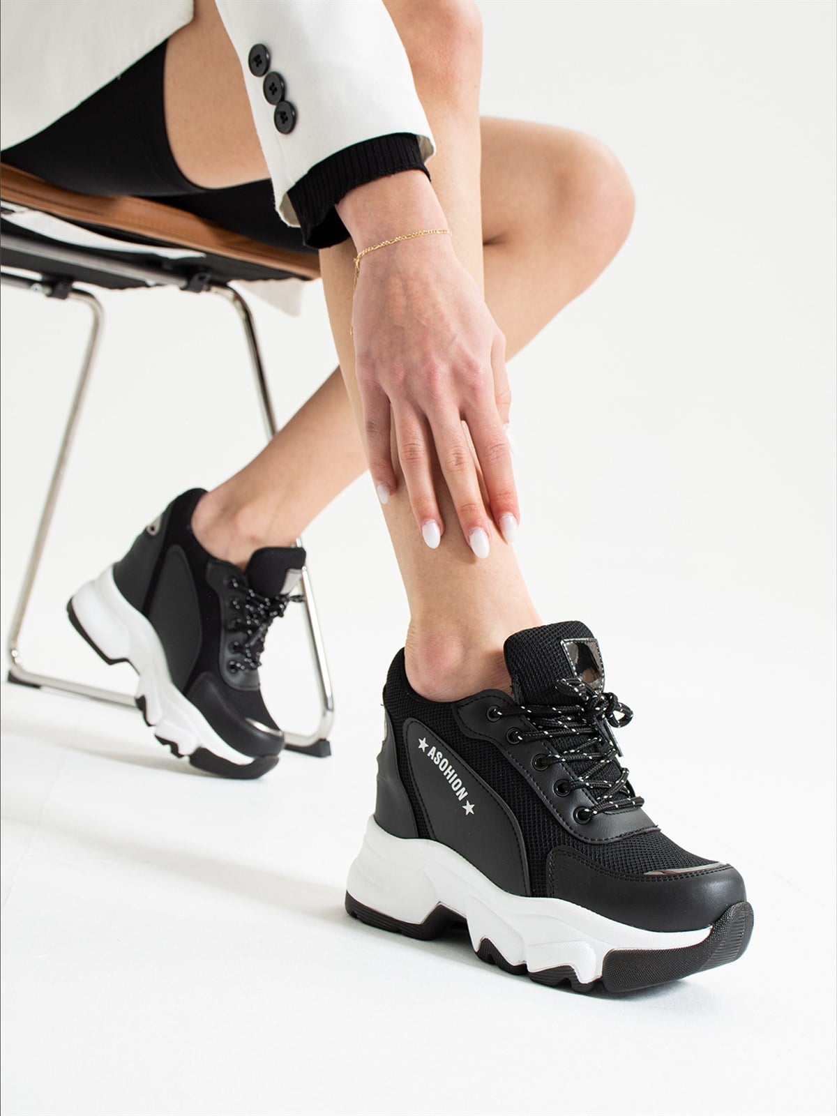 Siyah Gizli Topuk Sneakers