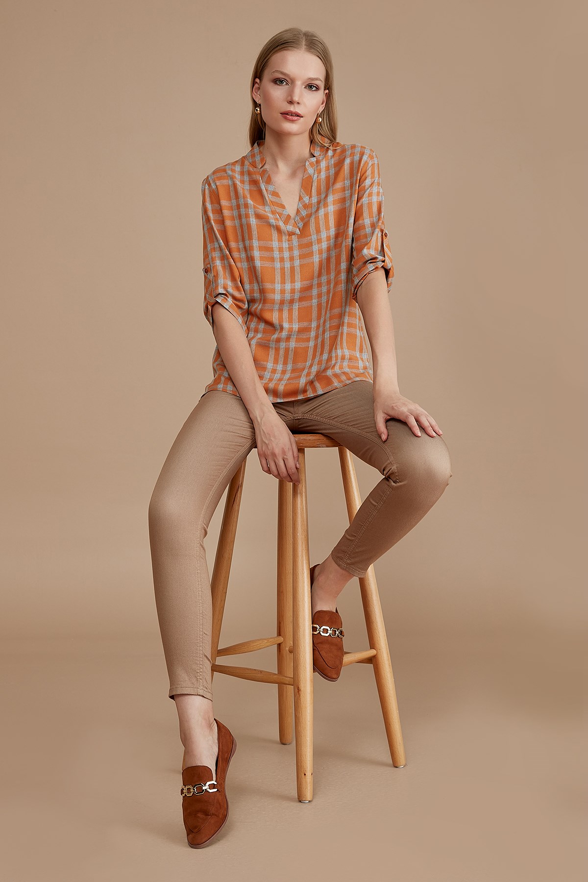 Bluz Hakim Yaka,Ön V Dekolte,Kolları Apoletli