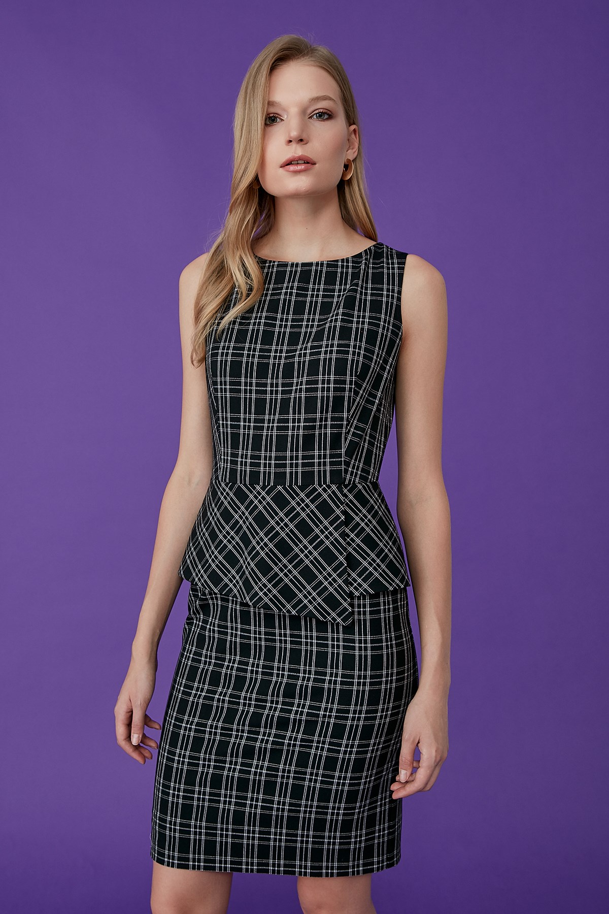 Elbise Sıfır Yaka, Bel Kesiti Asimetrik Parça Detaylı Peplum, Kalem