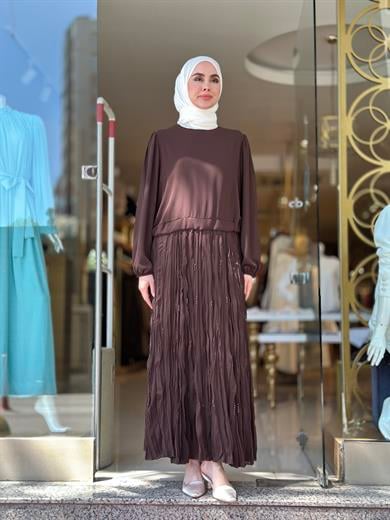 İnci İşlemeli Krep Kırıştırma Elbise - Kahverengi