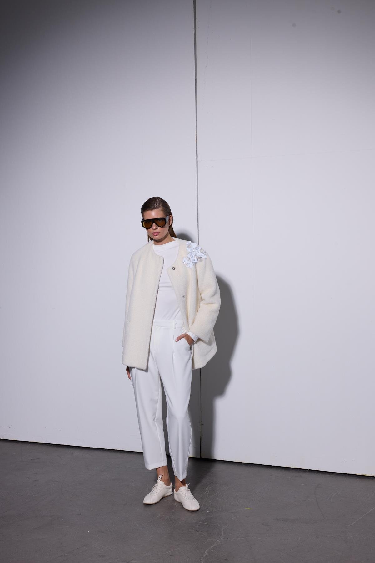 İşlemeli Alcantra Kap - Ekru